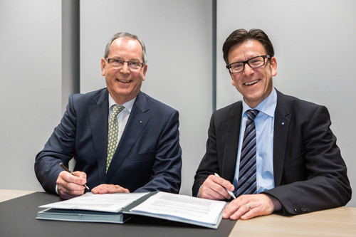 Verlängerung die Versicherungspartnerschaft: ADAC-Präsident Peter Meyer (links) und Zurich-Vorstandsvoritzender Ralf Brand.