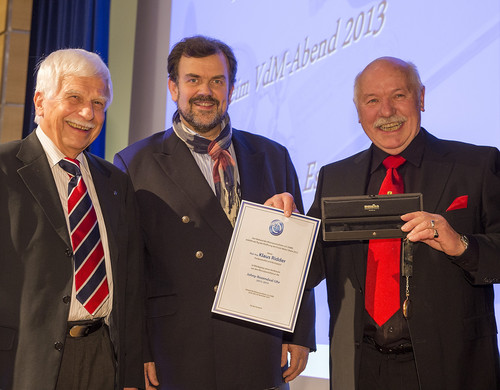 Verleihung der Johny-Rozendaal-Uhr, der VdM-Vorsitzende Jörn Turner, Vorjahres-Preisträger Peter Steinfurth und Klaus Ridder (v.ln.r.).