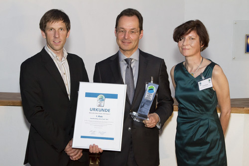 Verleihung des Umweltlabels „Green Truck 2013“ für den Mercedes-Benz Actros (von links): Johannes Reichel (Chefredakteur „Trucker“), Jörg Zürn (Leiter Fahrzeugentwicklung Mercedes-Benz Trucks) und Birgit Bauer (Chefredakteurin „Verkehrs-Rundschau“).
