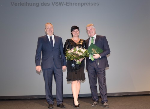 Verleihung des VSW-Ehrenpreises: Dr. Jörg Brückner, Präsident der Vereinigung der Sächsischen Wirtschaft (l.) und Siegfried Bülow, Vorsitzender der Geschäftsführung der Porsche Leipzig GmbH (r.) mit seiner Frau Katrin.