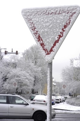 Verschneites Verkehrsschild.