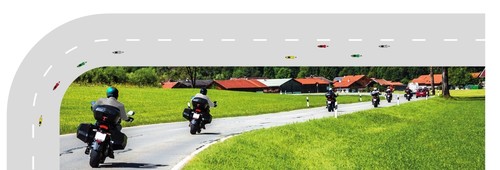 Versetztes Fahren gilt nur auf der Geraden, in Kurven bewegen sich alle Fahrer einer Mototorradgruppe auf der gleichen Linie.