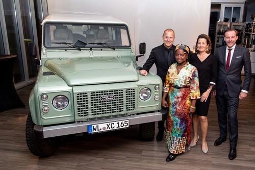 Versteigerung des letzten Land Rover Defender der alten Generation mit Heino Ferch als Paten (links).