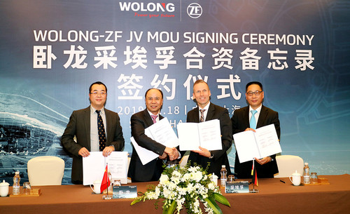 Vertragsunterzeichnung für das Joint Venture
Unterzeichneten die Vereinbarung für ein Joint Venture (v.l.): Wu Jianbo (CFO von Wolong Electric), Wolong-Chairman Chen Jiancheng, Jörg Grotendorst (Leiter der ZF-Division E-Mobility) und Dr. Ye Guohong (Leiter E-Mobility Asia Pacific von ZF).