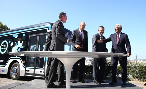 Vertragsunterzeichnung: STCP, Betreiber des ÖPNV in Porto, hat sich für 173 CNG-Busse auf MAN-Chassis entschieden. Den Aufbau wird Caetano Bus beisteuern.