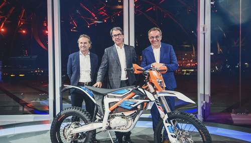 Vertriebs- und Marketingvorstand Hubert Trunkenpolz, Vorstandsvorsitzender Stefan Pierer und Designer Gerald Kiska (v.l.) präsentieren die neue KTM Freeride E-XC.