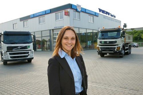 Vertriebsleiterin Edith Trink vor dem neuen Volvo Truck Center in Hamm