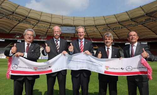 VfB-Aufsichtsratsvorsitzender Dieter Hundt, Daimler-Chef Dr. Dieter Zetsche, Oberbürgermeister Dr. Wolfgang Schuster und VfB-Präsident Gerd E. Mäuser sowie Erwin Staudt, ehemaliger Präsident des VfB Stuttgart, eröffnen die neue Mercedes-Benz-Arena (von links).