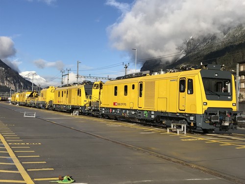 Vier Basisfahrzeuge der SBB mit Modultragwagen im Zugverbund für die Wartung des Gotthard-Basistunnels.