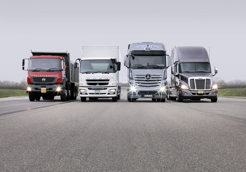 Vier Lkw-Marken von Daimler (von links): Bharatbenz, Fuso, Mercedes-Benz und Freightliner.