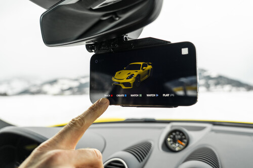 Virtual Roads: Aufzeichnung der Strecke per Smartphone im Porsche 718 Cayman GT4 RS auf dem GP Ice Track in Zell am See (Österreich).