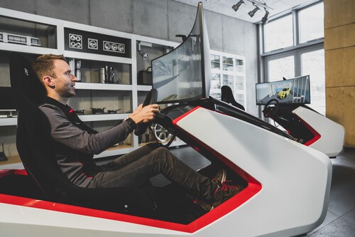 Virtual Roads: Timo Bernhard im Simulator nach der Aufzeichnung der Strecke per Smartphone aus dem Porsche 718 Cayman GT4 RS heraus.