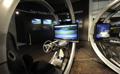 Virtuelles Autorennen im Mercedes-Benz-Museum mit einer Plystation 3.