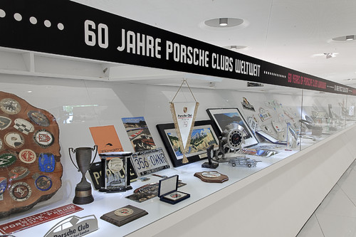 Vitrine mit Kleinexponaten von Porsche-Clubs aus aller Welt.