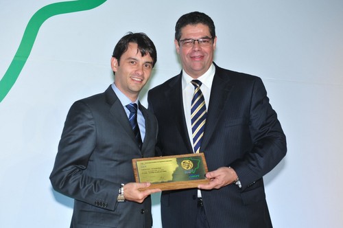 v.l.: Alexandre Marreco, Business Development Manager ZF do
Brasil Ltda.; Antonio Megale, AEA President.

