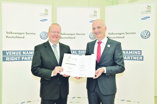 V.l. Arno Kalmbach, Leiter Volkswagen Service Deutschland, und Hubert Romer, Geschäftsführer World Skills Leipzig.