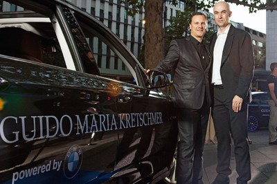 (v.l.) Guido Maria Kretschmer und Manfred Bräunl, BMW Group, Leiter Marketing BMW Deutschland; bei der Übergabe des BMW 5er GT.