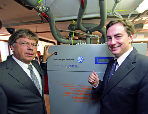 V.l.: Prof. Dr. Werner Neubauer, Vorstand der Marke Volkswagen für den Geschäftsbereich Komponente und der niedersächsische Ministerpräsident David McAllister.