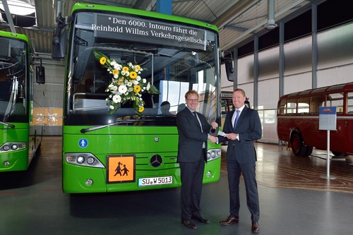 V.l.n.r.: . Ralph Willms, Geschäftsführer der Willms Reinhold Verkehrs-gesellschaft mbH und Rüdiger Kappel, Leiter Verkauf Mercedes-Benz Omnibusse Deutschland.