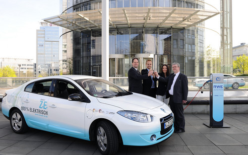 v.l.n.r., Nicolai Wortmann, Leiter Marketing Flotten Renault Deutschland AG, Dr. Stephan Hell, Entwicklungsbereich E-Mobility bei der RWE.