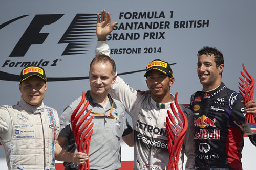 Vlnr: Valtteri Bottas, John Owen, Lewis Hamilton und Daniel Ricciardo beim British Grand Prix 2014.