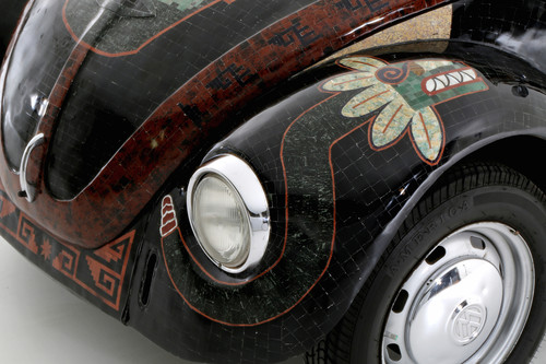 „Vocho Teotihuacano“: Mit über 19 800 Halbedelsteinen verzierter VW Käfer (Baujahr 1994) aus Mexiko.
