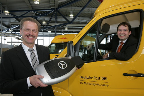 Volker Mornhinweg, Leiter Mercedes-Benz Vans, übergibt symbolisch den Schlüssel für die ersten Sprinter an Thomas Zuber, Geschäftsbereichsleiter Auslieferung Brief und DHL Paket bei der Deutschen Post.