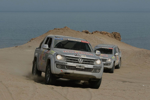 Volkswagen Amarok als Begleitfahrzeug bei der Dakar 2011.