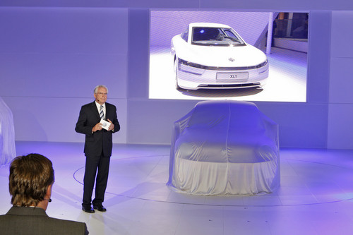 Volkswagen auf der Auto Expo 2012 in Neu Delhi: Entwicklungsvorstand Dr. Ulrich Hackenberg stellt den XL-1 vor. 