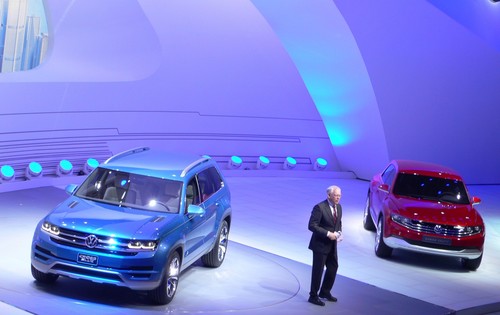 Volkswagen auf der Detroit Motorshow: Entwicklungschef Hackenberg mit dem VW Cross Coupé und der SUV-Studie Cross Blue.