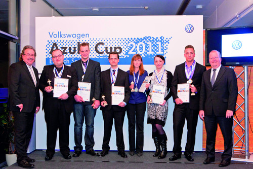 Volkswagen-Azubi-Cup 2011: Emmerich Engels, Leiter Vertriebsorganisation Deutschland (l.), und Arno Kalmbach, Leiter Volkswagen Service Deutschland (r.), ehrten die Sieger.