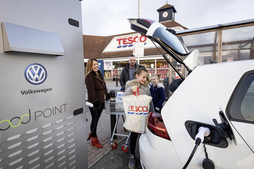 Volkswagen baut in Großbritannien mit der Supermarktkette Tesco ein Netz von Elektro-Ladestationen auf. 