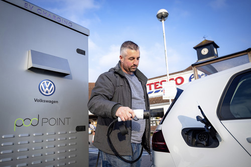 Volkswagen baut in Großbritannien mit der Supermarktkette Tesco ein Netz von Elektro-Ladestationen auf. 