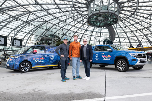 Volkswagen begleitet mit Amarok und ID Buzz sowie Grand California die „Red Bull X-Alps 2023“ (v.l.): Organisator Ulrich Grill und Renndirektor Ferdinand Vogel sowie VWN-Vetriebs- und Marketingvorstand  Lars Krause.