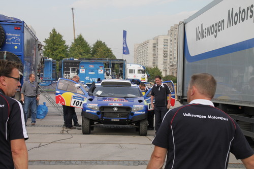 Volkswagen bereitet sich in St. Petersburg auf den Start der Silk-Way-Rallye vor.