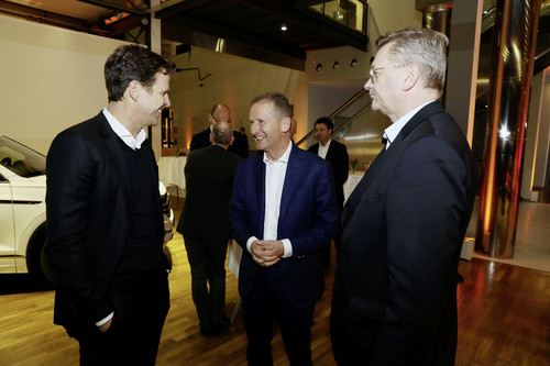 Volkswagen-Chef Herbert Diess (Bildmitte) im Gespräch mit Nationalmannschaftsmanager Oliver Bierhoff (l.) und DFB-Präsident Reinhard Grindel (r.).