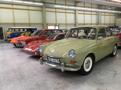 Volkswagen Classic Depot: VW &quot;Typ 3&quot; (1964) vor einem seltenen &quot;Bonito&quot;-Bausatz auf Käfer-Basis (1979).