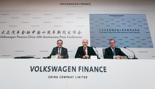 Volkswagen Finance China (von links nach rechts): Reinhard Fleger (Regional Manager der Region China, Indien und ASEAN der Volkswagen Financial Services AG), Frank Witter (CEO der Volkswagen Financial Services AG), Jörn Kurzrock (CEO und Geschäftsführer von Volkswagen Finance China).