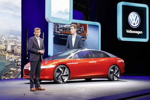 Volkswagen: Frank Welsch mit dem I.D. Vizzion in Genf 2018.