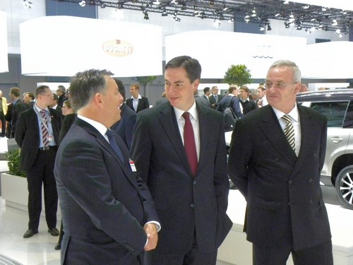Volkswagen-Hauptversammlung 2011: Prof. Martin Winterkorn, Ministerpräsident David McAllister, Seat-Chef James Muir (von rechts).