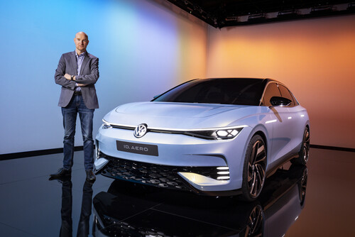 Volkswagen ID Aero und Autor Jens Meiners.