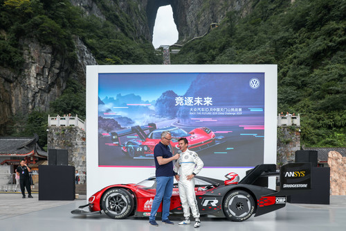 Volkswagen ID R mit Fahrer Romain Dumas auf dem Tianmen Shan in China.