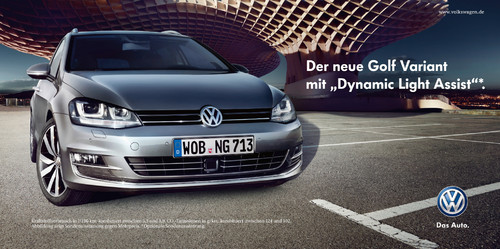 Volkswagen inszeniert den „Dynamic Light Assist“ am Golf Variant.