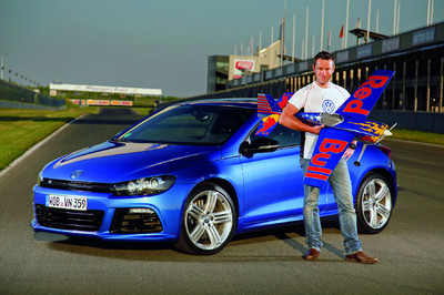 Volkswagen ist globaler Sponsor des Red Bull Air Race und Teamsponsor des deutschen Piloten Matthias Dolderer.