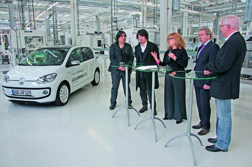 Volkswagen ist Hauptsponsor der Documenta (von rechts: Betriebsratsvorsitzender Jürgen Stumpf (von rechts), Werkleiter Prof. Dr. Hans-Helmut Becker und die künstlerische Leiterin Carolyn Christov-Bakargiev sowie Künstler Yan Lei mit seinem Dolmetscher neben einem der gesponserten Volkswagen Up.