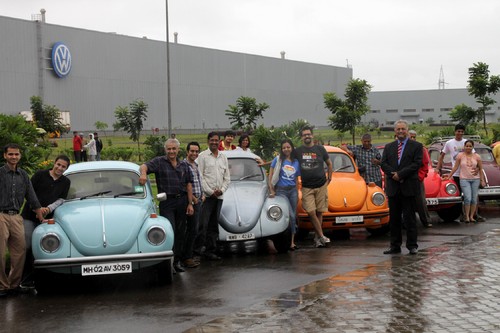 Volkswagen Käfer-Treffen in Indien. John Chacko mit Käferfans. 