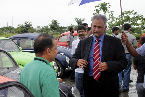 Volkswagen Käfer-Treffen in Indien. John Chacko mit Käferfans in Pune.