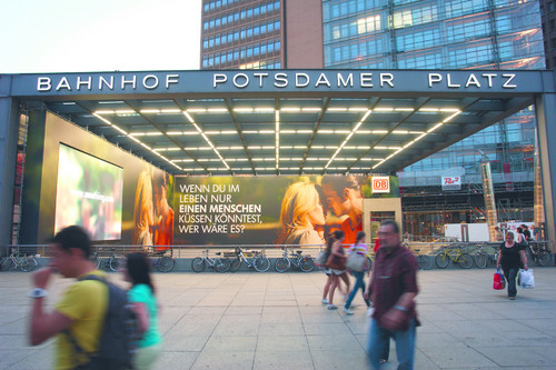 Volkswagen-LED-Plakatierung "One Thing" am Potsdamer Platz.