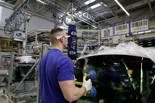 Volkswagen-Mitarbeiter mit 3-D-Datenbrille.