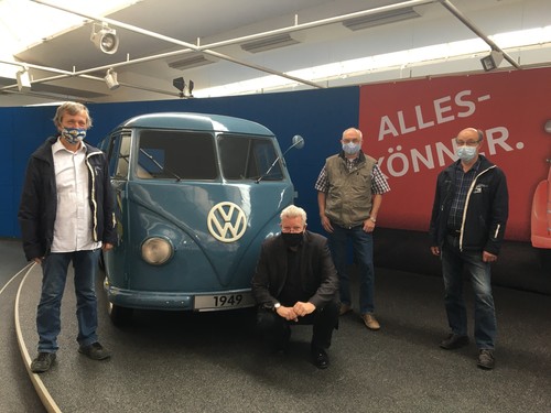 Volkswagen-Museum: Eberhard Kittler (hockend) und Mitglieder des Freundeskreises freuen sich hinter ihrem Mund-Nasen-Schutz über die Wiedereröffnung.